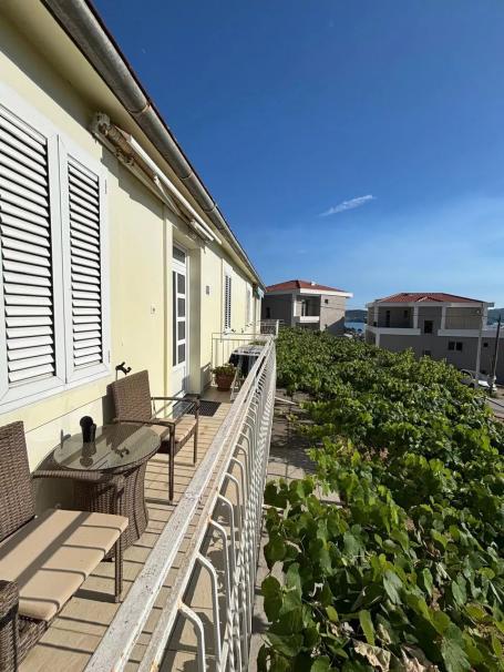 Izdavanje dvosobnog stana 65m2 u vili sa parkingom – Tivat (NA DUZI PERIOD)