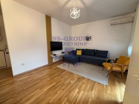 Kompletno namešten dvosoban stan u kvalitetnoj izgradnji, 49m2, Petrovaradin