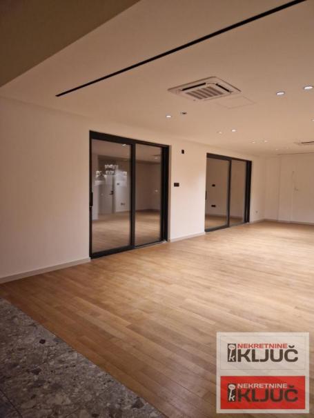 SOMBORSKI BULEVAR, Petosoban, 172m2+ 200m2 krovna Terasa