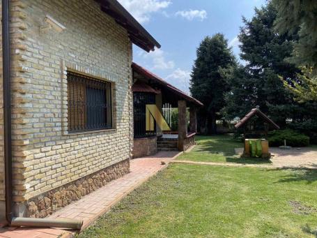 Kvalitetna kuća sa izvanrednim vrtom - Ravno Selo