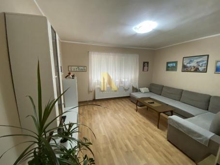 Prostrana porodična kuća u mirnom delu Kaća