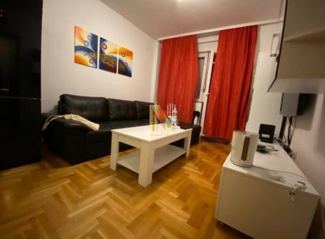 Nov moderno namešten stan u neposrednoj blizini centra grada