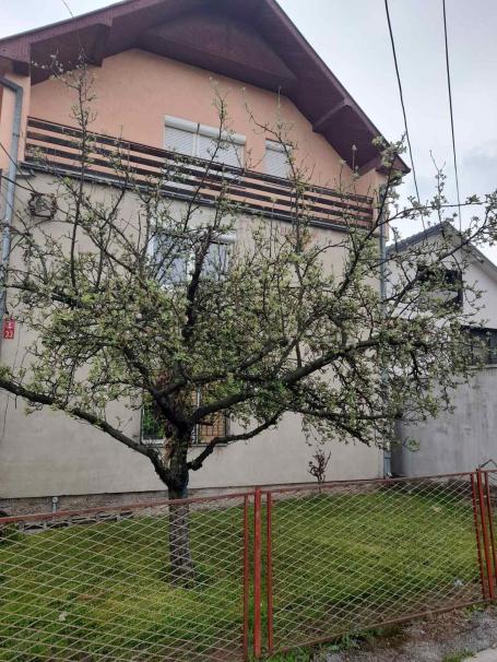 U ponudi stan u Bresnici  od 98 m2 sa dvorištem