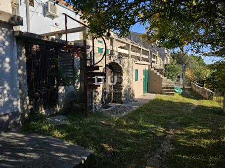OTOK RAB, BANJOL - Kamena kuća u nizu s panoramskim pogledom