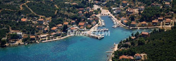 Atraktivno građevinsko zemljište na otoku Žmanu !! 70 m od mora i plaže !!!