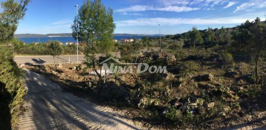 Prodaje se rađevinsko zemljište - idealno za investiciju!300m od Plaže