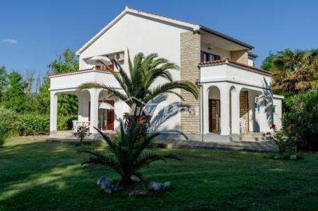 apartmanska kuća s lijepom i velikom okućnicom 80 metara do mora