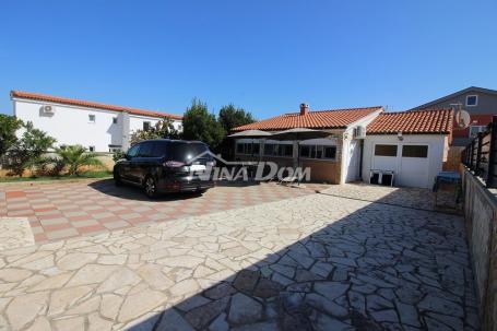 Kuća prizemnica s garažom, drugi red do mora