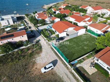 Nekretnina s velikom okućnicom, teniskim terenom, bazenom, 45 m od mora