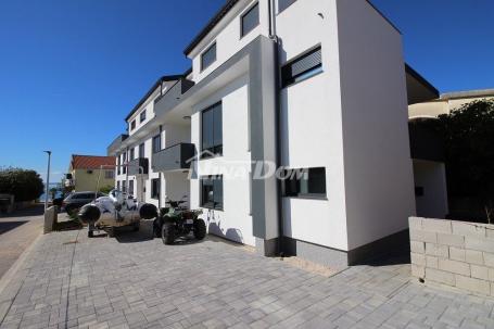 Apartman južna strana 25 met do plaže 96 m2. 
