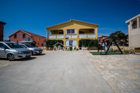 Apartmanska kuća s prostranom okućnicom. 