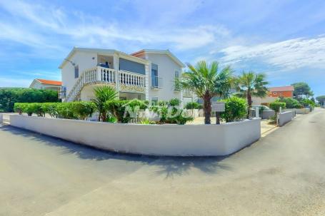 Apartmanska kuća s 4 stambene jedinice, 140 met. do plaže Prezida