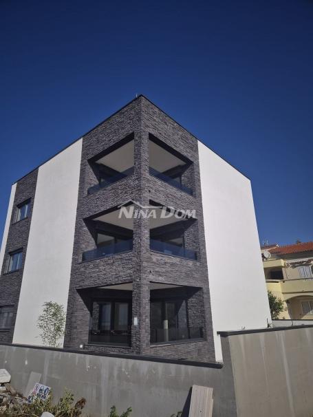 Novogradnja, lijepo uređeni apartmani južna strana