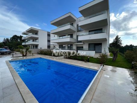 Ugljan luksuzan trosoban apartman sa vrtom i zajedničkim bazenom i ljetnom kuhinjom