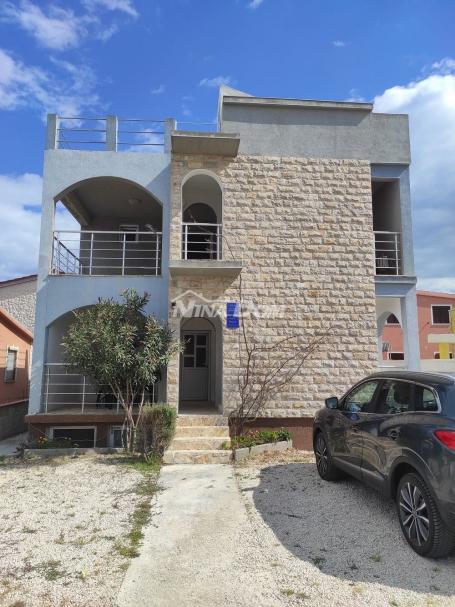 Nekretnina s 4 apartmana, krovna terasa s pogledom na more i Velebit. 