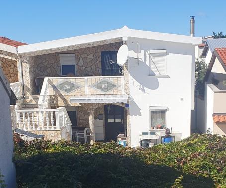 Dvojna kuća s dva apartmana 50 metara do mora. 