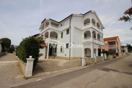 Južna strana otoka Vira, apartmanska kuća s 6 jedinica. 
