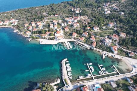 Prodaje se građevinsko zemljište sa idejnim projektima u Lukoranu na otoku Ugljanu