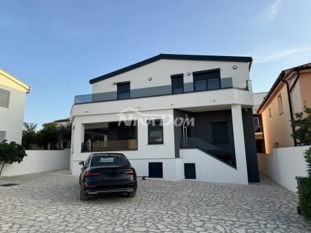 lijepo uređena nekretnina s otvorenim pogledom na more