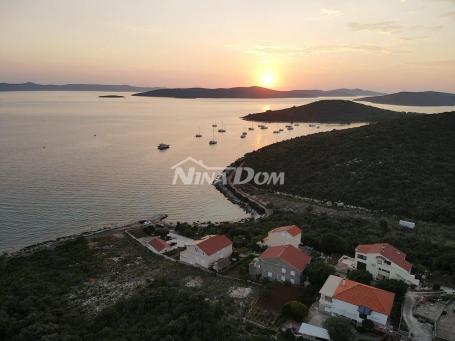 Otok Ugljan Guduće drugi red od mora