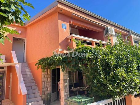 Apartmanska kuća s 4 apartmana i građevinskom parcelom 60 met. do mora. 