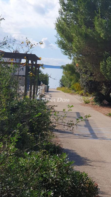 Građevinsko zemljište južna strana  Vira potrebna izrada UPU plana. 