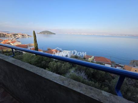 Kali kuća sa tri odvojena stana i panoramskim pogledom