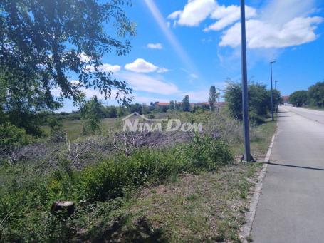 Građevinsko zemljište 1746 m² uz prometnicu, blizina aerodroma