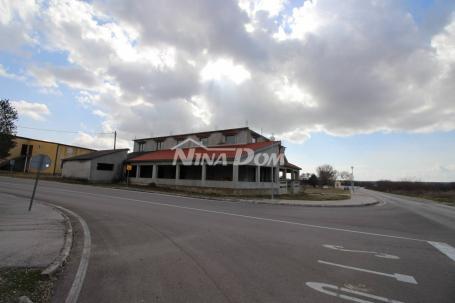 Poslovno stambena kuća na 3046m2 zemljišta uz glavnu prometnici Pag-Zadar