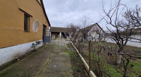 Kuća na prodaju u Bačkom Gračacu – 121 m², veliki plac