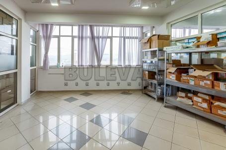Prodaje se poslovni prostor 400m2 sa velikom terasom