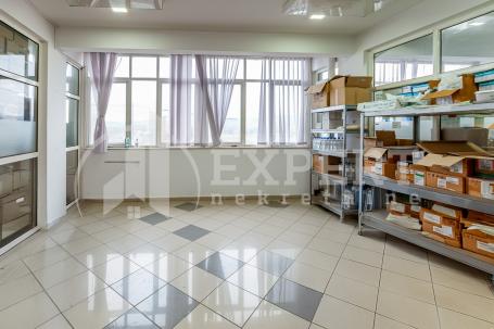 Prodaje se poslovni prostor 400m2 sa velikom terasom