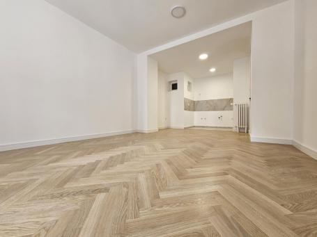 Novi Sad - Centar  - stari grad, prodaje se KOMPLETNO RENOVIRAN trosoban salonski stan od 75m2, odma
