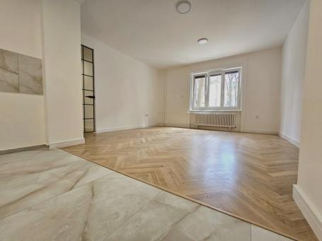 Novi Sad - Centar  - stari grad, prodaje se KOMPLETNO RENOVIRAN četvorosoban salonski stan od 112m2,