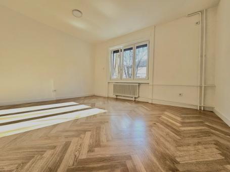 Novi Sad - Centar  - stari grad, prodaje se KOMPLETNO RENOVIRAN trosoban salonski stan od 85m2, odma