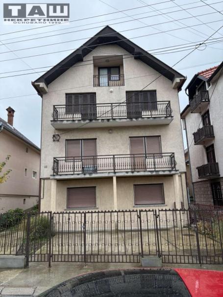 DVE KUĆE NA VAŠARIŠTU
