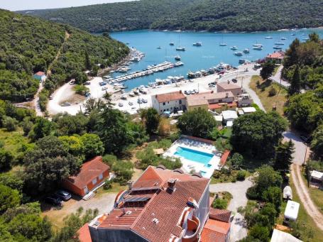 Poslovni prostor Investicija iz snova: šarmantni hotel u Krnici, 200 m od mora