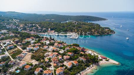 Šolta, Maslinica - kuća u blizini mora i plaže, PRODAJA