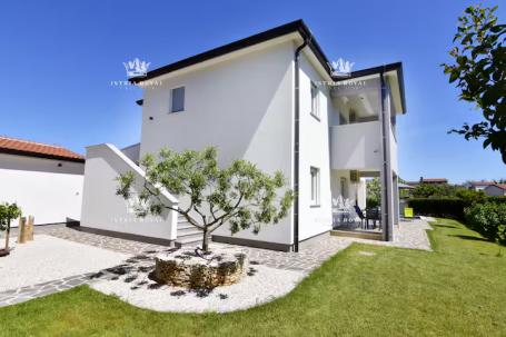 Istra , Umag , kuća sa 2 stana , 1 studio App , bazen , dvorište