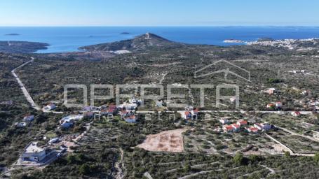 Zemljište u Primoštenu s panoramskim pogledom na more- idealno za gradnju vile