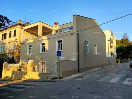 Kuća Pula Veruda Prekrasna, potpuno renovirana austrougarska kamena vila s pogledom na more. 