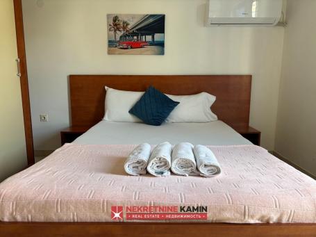Dva sprata kuće sa 6 apartmana u Mainskoj ulici kod bivšeg Una, Budva