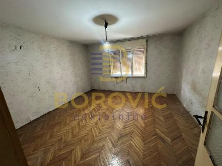 Batajnica, 252m2, 5 ari, kod pijace, izlaz na dve ulice