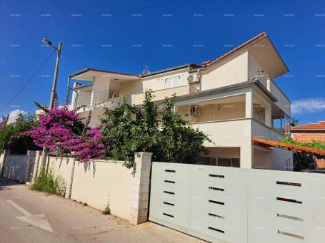 Haus ZU VERKAUFEN – Haus mit zwei separaten Wohnungen, Premantura