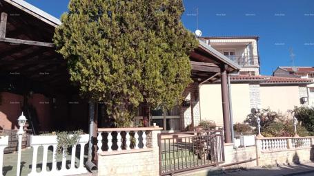 Kuća Veruda. Prodaja kuće s apartmanima u Puli  blizu mora, s pogledom na more