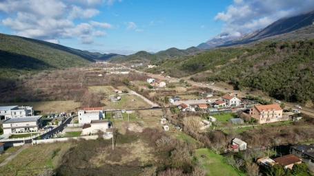 Na prodaju urbanizovano građevinsko zemljište 1.650 m² – Kovačko polje, Kotor, direktno uz magistral