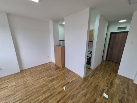 Novi Sad, Novo Naselje. RENOVIRANA GARSONJERA - ODMAH USELJIVA! Nalazi se na 4/5 spratu u zgradi sa 
