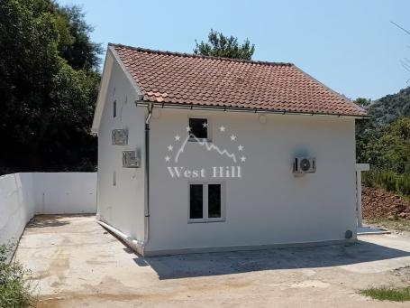 Legalna kuća u mirnom zelenom mestu