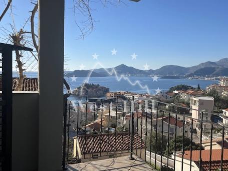 Trosoban stan sa pogljedom na Sveti Stefan
