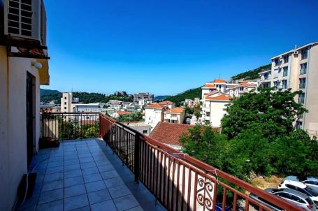 Monténégro authentique : Appartement confortable avec vue sur mer à Bečići.